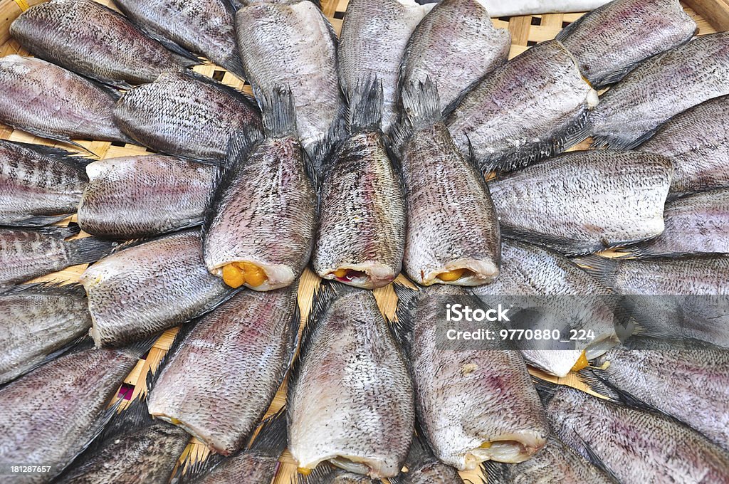 Suszone fishs lokalne jedzenie w otwartego rynku - Zbiór zdjęć royalty-free (Aranżacja)