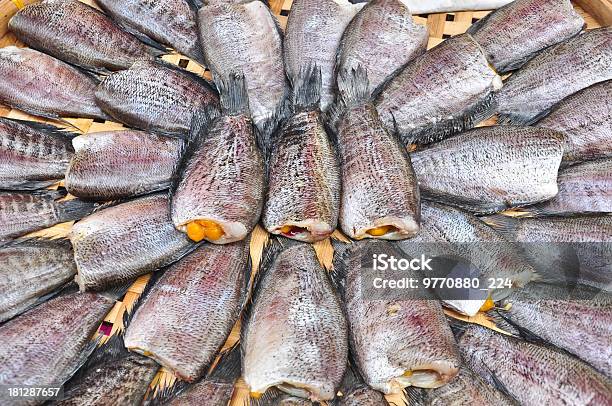 Suszone Fishs Lokalne Jedzenie W Otwartego Rynku - zdjęcia stockowe i więcej obrazów Aranżacja - Aranżacja, Azja, Białko