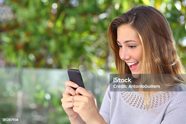 Foto de Linda Feliz Mulher Navegando Na Internet No Seu Telefone Inteligente e mais fotos de stock de Adolescente