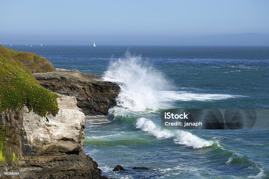 Wellen planschen über rocks - Lizenzfrei Blau Stock-Foto