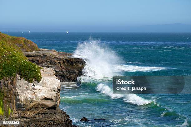 Wellen Planschen Über Rocks Stockfoto und mehr Bilder von Blau - Blau, Brandung, Bucht