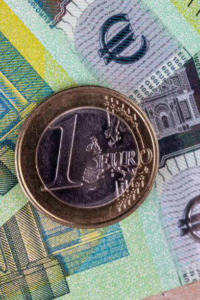 банкноты евро европейского союза крупным планом - european union coin european union currency euro symbol coin стоковые фото и изображения