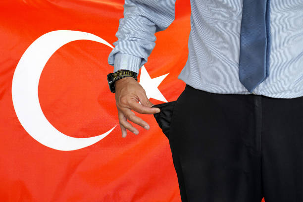 l'uomo alza la tasca dei pantaloni sullo sfondo della bandiera della turchia - pants suit pocket men foto e immagini stock