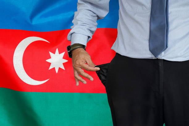 l'uomo alza la tasca dei pantaloni sullo sfondo della bandiera dell'azerbaigian - pants suit pocket men foto e immagini stock