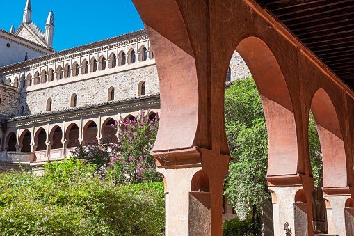 Arcos en herradura de estilo islámico en el claustro de arquitectura mudéjar del real monasterio de Guadalupe, España