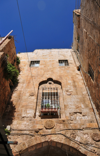 Jerusalem, Israel: stone arch and window over El Wad Ha Gai street - Muslim Quarter - photo by M.Torres