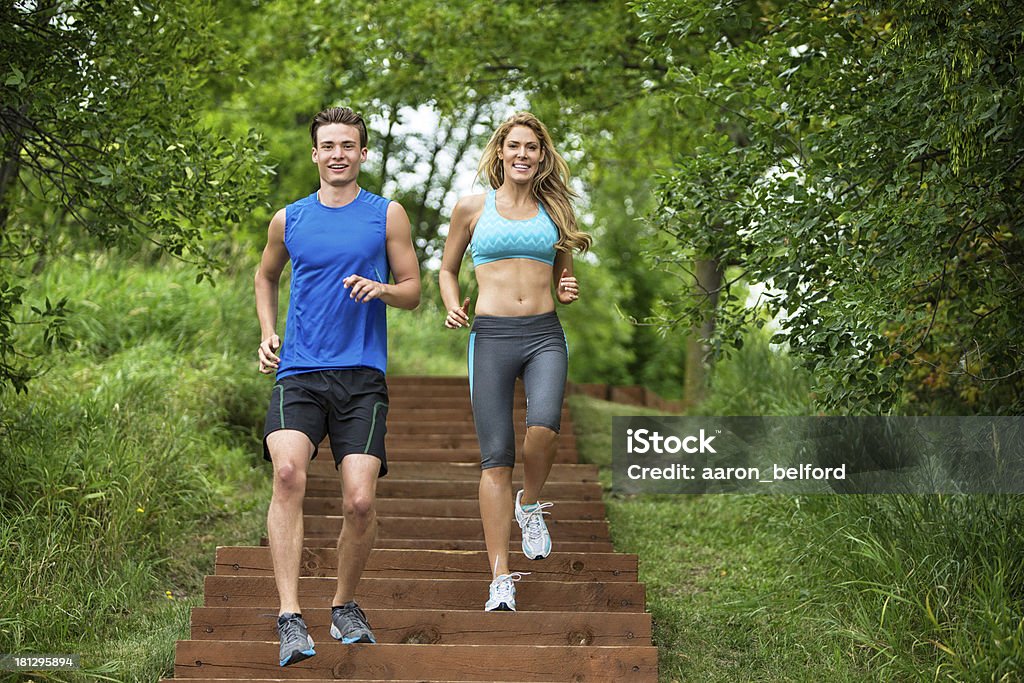 Casal Jogging na escada - Foto de stock de A caminho royalty-free