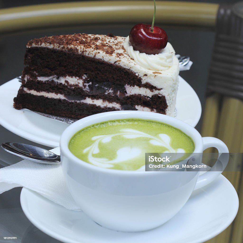 Tè verde e Torta Foresta nera - Foto stock royalty-free di Alimentazione non salutare