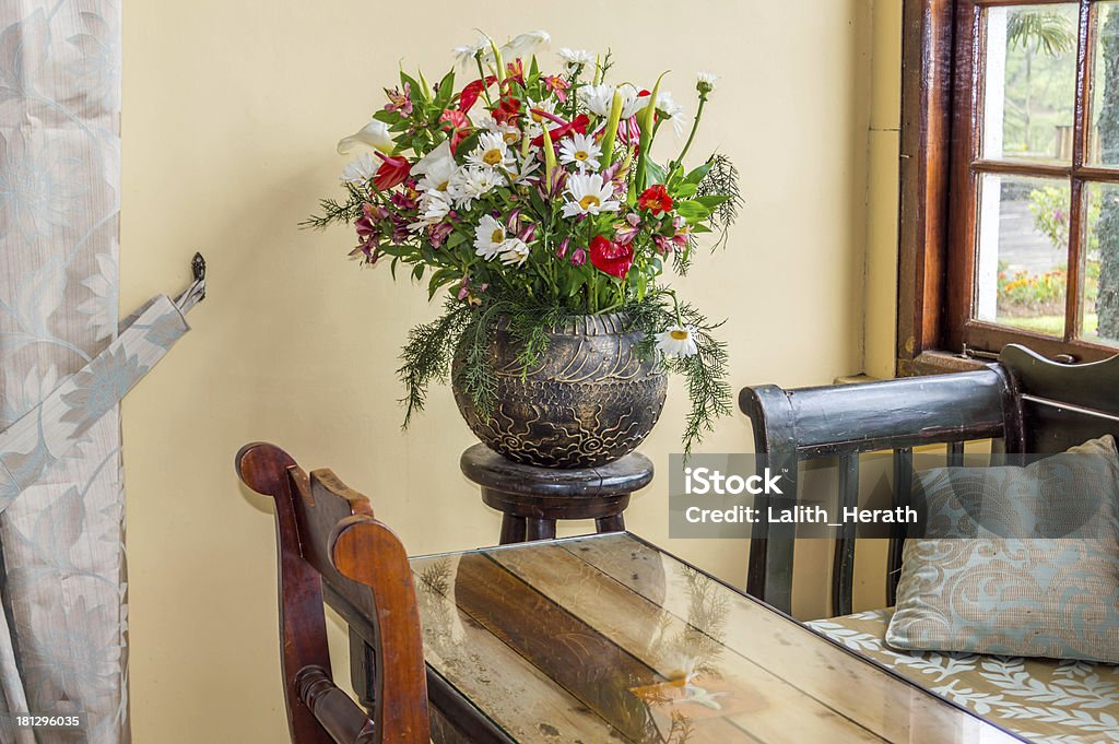 Vaso de flor com mesa, cadeira e a parede - Foto de stock de Arco - Característica arquitetônica royalty-free