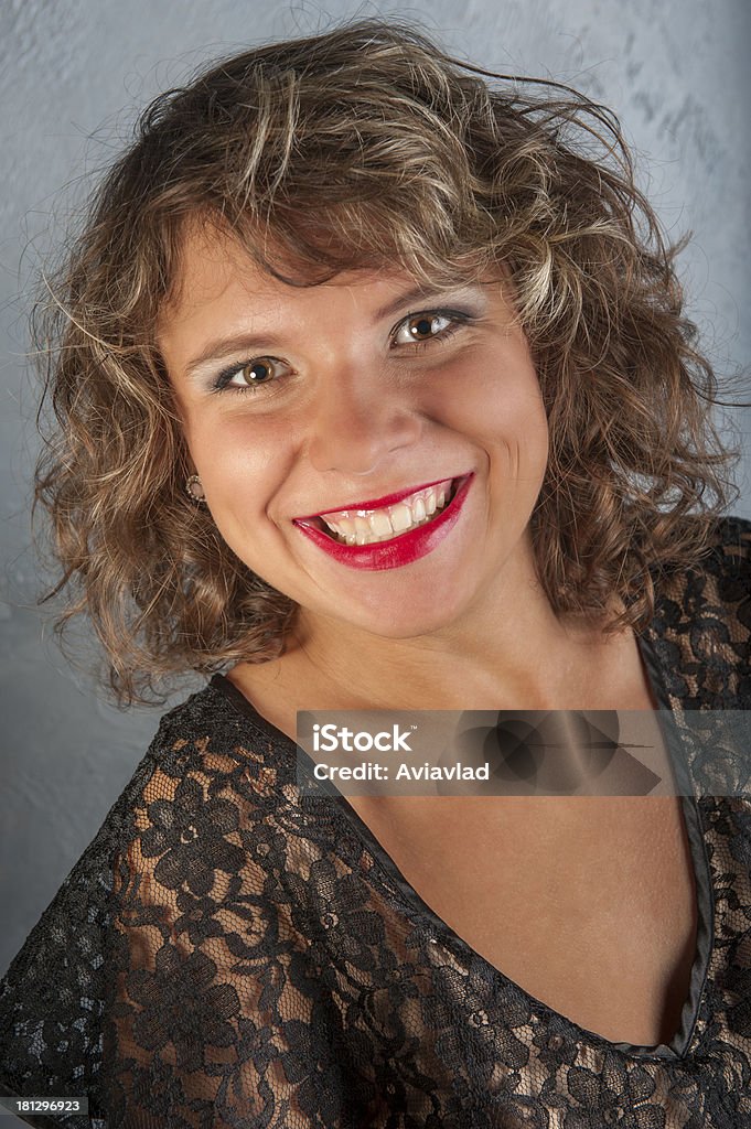 Curly Rapariga num vestido preto - Royalty-free Adolescente Foto de stock