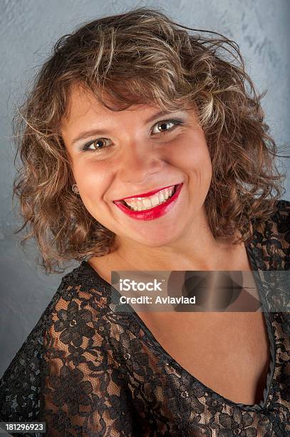 Curly Rapariga Num Vestido Preto - Fotografias de stock e mais imagens de Adolescente - Adolescente, Beleza, Cabelo Encaracolado