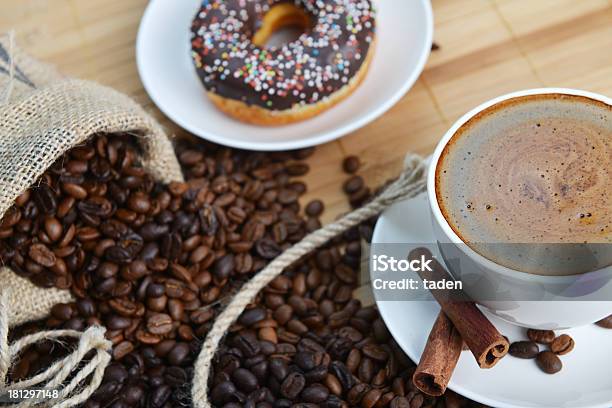 Photo libre de droit de Tasse De Café banque d'images et plus d'images libres de droit de Aliment - Aliment, Beignet, Biscuit