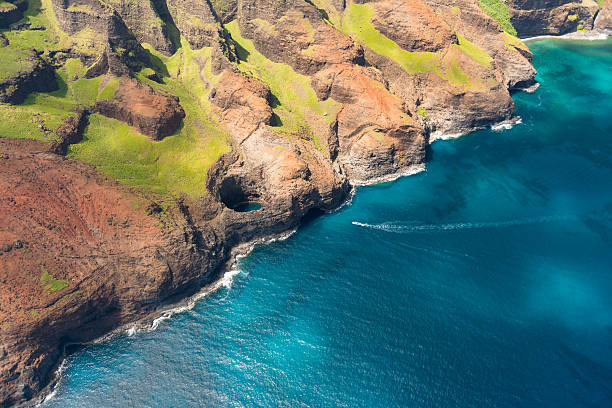 istock Na Pali Cost on Kauai island 181299019