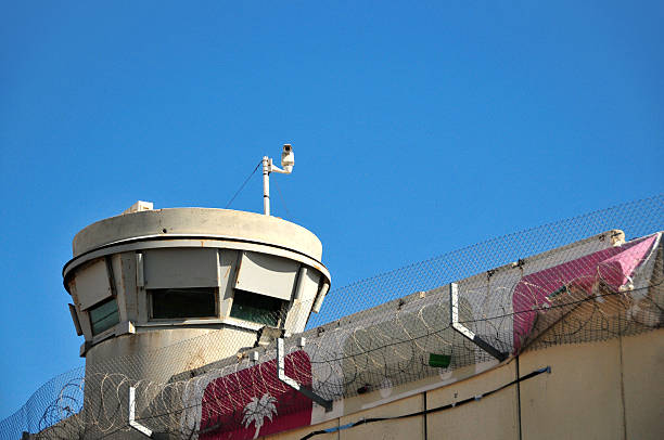 jerusalém, israel: idf tower no rachel's tomb de atravessar o checkpoint - muro da cisjordânia fotos - fotografias e filmes do acervo