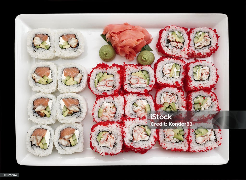 Maki sushi sur plaque isolé sur noir - Photo de Aliment libre de droits