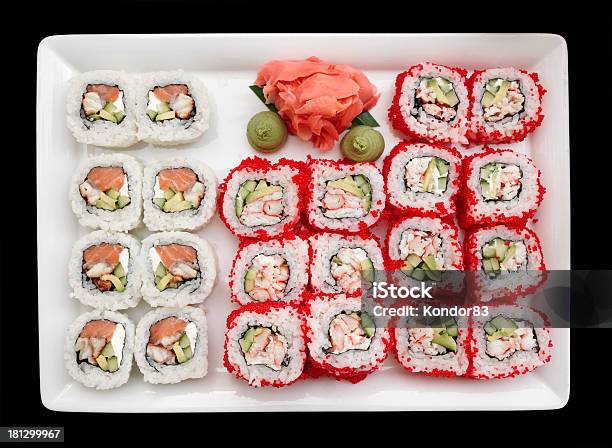 Maki Sushi Na Talerzu Wyizolowane Na Czarnym - zdjęcia stockowe i więcej obrazów Bez ludzi - Bez ludzi, Chrzan japoński, Czarne tło