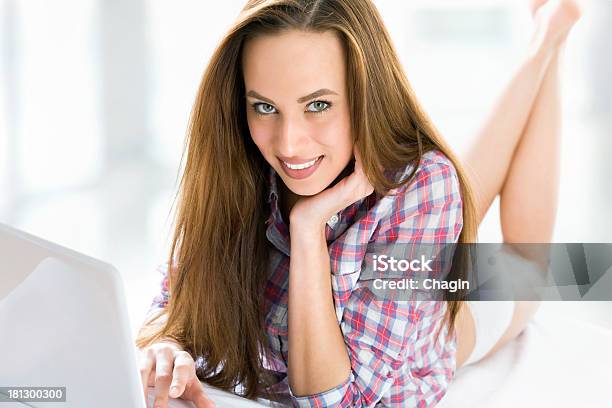 Mulher Usando Computador Portátil - Fotografias de stock e mais imagens de Adulto - Adulto, Beleza, Computador