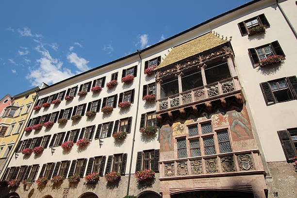 telhado de ouro, goldenes dachl, centro da cidade histórica, innsbruck - annsäule - fotografias e filmes do acervo