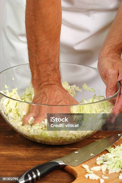 Kochen Kohl Bügeln Kohl Mit Salz Im Glass Bowl Stockfoto und mehr Bilder von Aktivitäten und Sport - Aktivitäten und Sport, Bewegung, Erwachsene Person