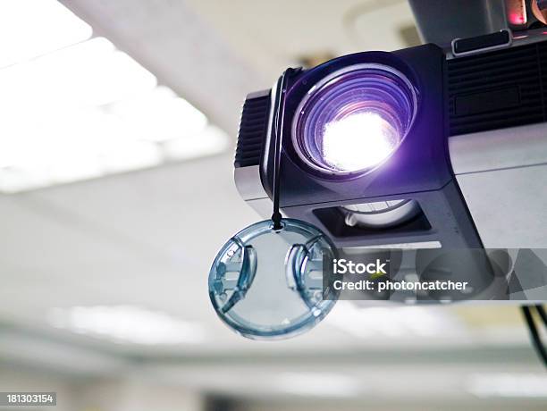 Projector De Vídeo - Fotografias de stock e mais imagens de Acima - Acima, Aprender, Apresentação - Discurso