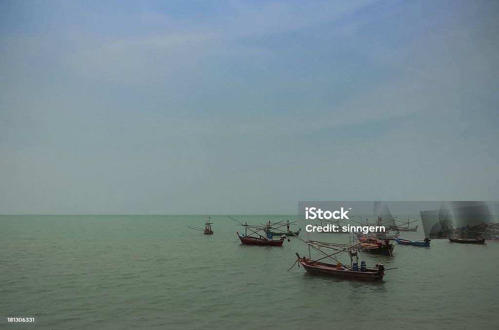 Pesca barcos flutuando próximo ao litoral com céu azul - Foto de stock de Azul royalty-free