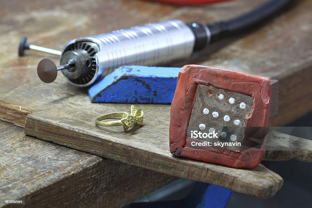 Joalharia ferramentas e suas obras de ouro na mesa - Royalty-free Dedo Humano Foto de stock