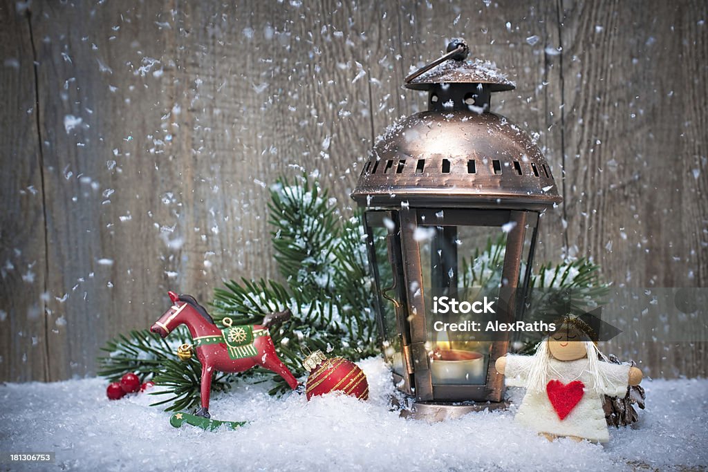 Lanterna di Natale sotto la neve - Foto stock royalty-free di Abete