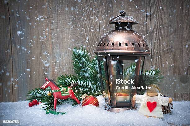 Lanterna Di Natale Sotto La Neve - Fotografie stock e altre immagini di Abete - Abete, Albero, Ambientazione esterna