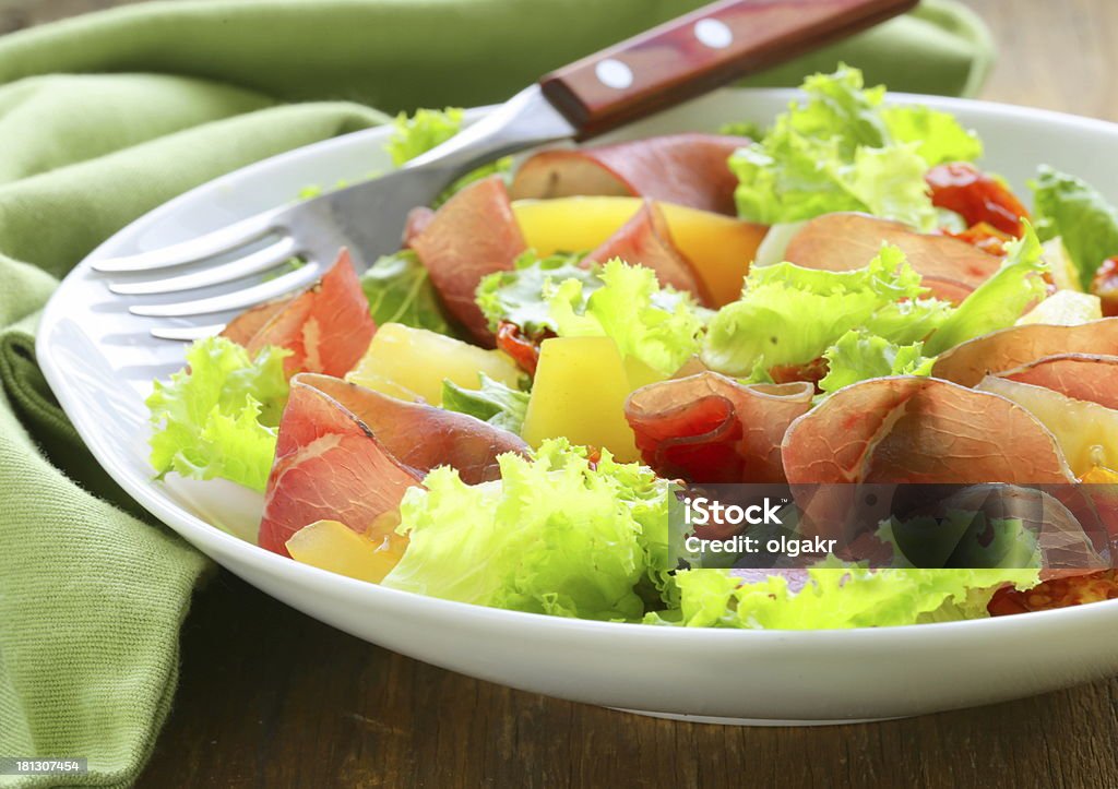 Fresca ensalada verde refrigerio con jamón y de las verduras - Foto de stock de Alimento libre de derechos