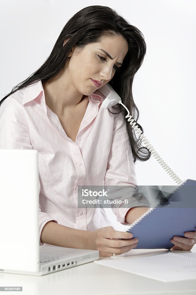 Mujer en condiciones de estrés en el trabajo - Foto de stock de Acuerdo libre de derechos