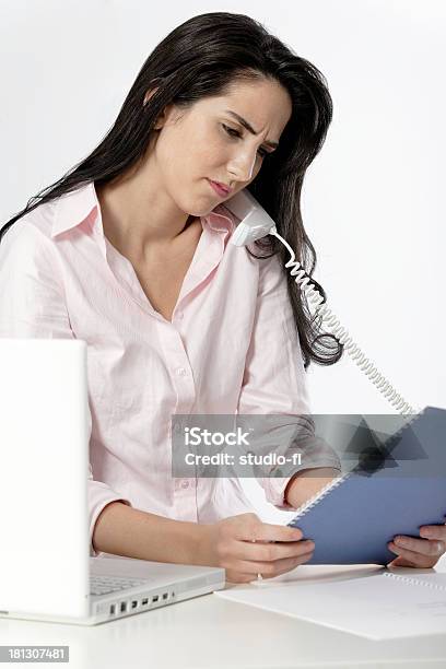 Mulher Sob Stress No Trabalho - Fotografias de stock e mais imagens de A usar um telefone - A usar um telefone, Acordo, Adulto