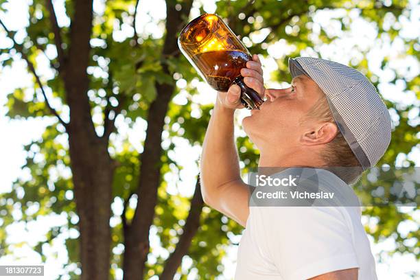 Profil Portret Człowiek Pije Z Butelki - zdjęcia stockowe i więcej obrazów Alkohol - napój - Alkohol - napój, Alkohol wysokoprocentowy, Alkoholizm