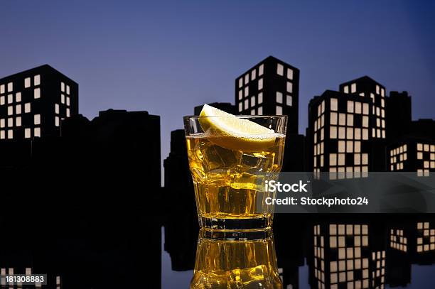 Metropolis Un Cóctel De Whisky Ácida Foto de stock y más banco de imágenes de Amarillo - Color - Amarillo - Color, Aperitivo - Bebida alcohólica, Bebida