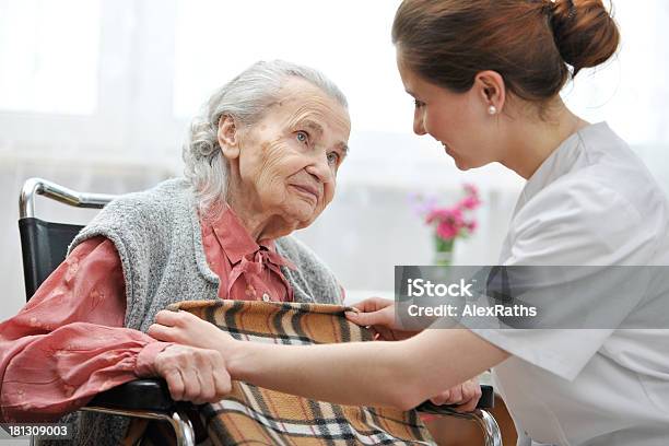 Enfermeira A Mulher Idosa Assistente - Fotografias de stock e mais imagens de Terceira idade - Terceira idade, Assistência Comunitária, Lar de Terceira Idade