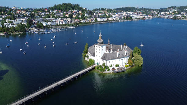 le château du lac d’ort sur le lac traunsee à gmunden - orth photos et images de collection