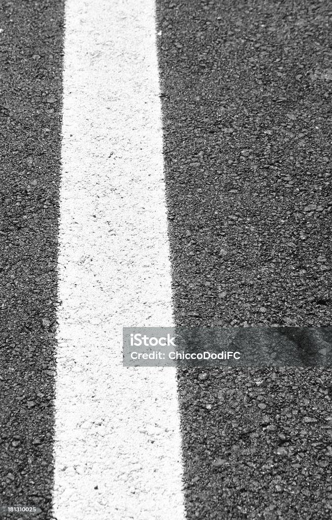 인명별 꺾은선형 페인트 겹쳐지며 검은색 아스팔트 도로 - 로열티 프리 0명 스톡 사진