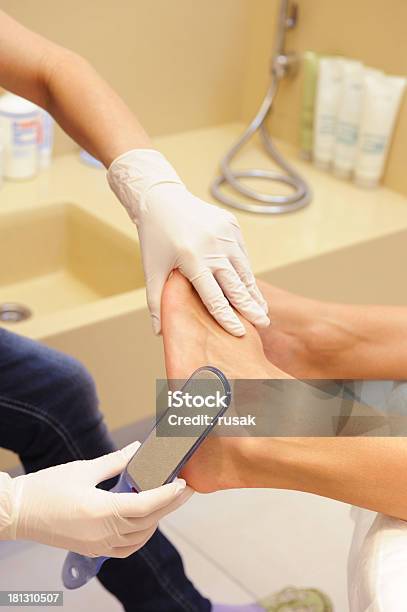 Profesional Pedicura Foto de stock y más banco de imágenes de Abrillantar - Abrillantar, Adulto, Asistencia sanitaria y medicina