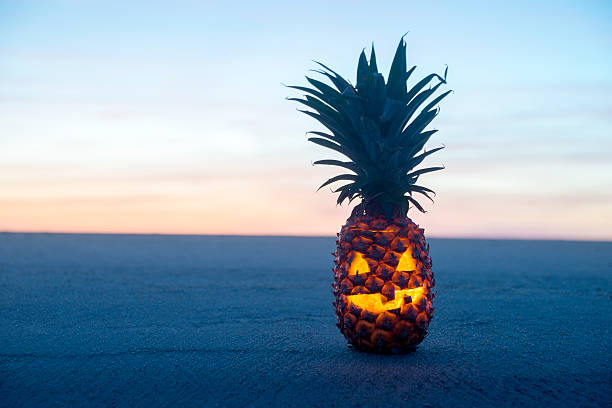 halloween na plaży. pinapple jack o lampion - smiling single object photography orange zdjęcia i obrazy z banku zdjęć