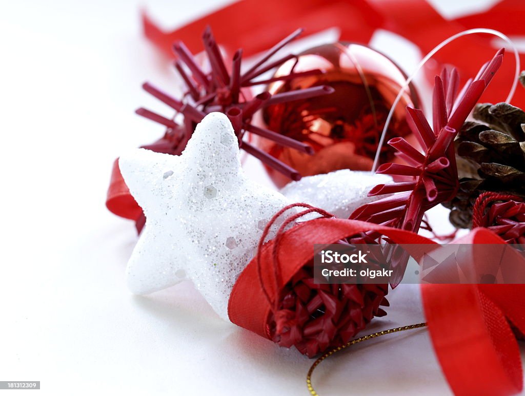 Décorations de Noël (star, balles, pommes de pin) sur fond blanc - Photo de Arbre libre de droits