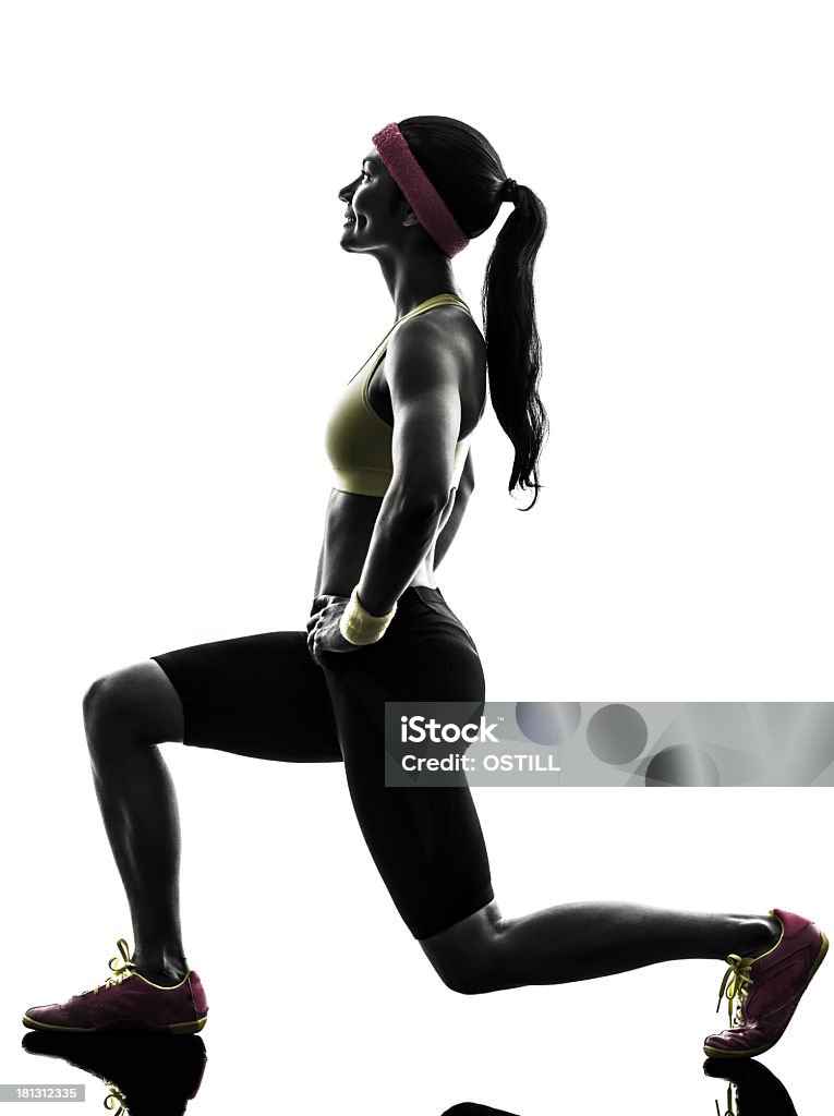 Mujer ejercicio fitness Silueta de ejercicios lunges crouching - Foto de stock de Fondo blanco libre de derechos