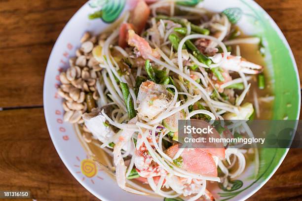 Ensalada De Papaya Estilo Tailandés Foto de stock y más banco de imágenes de Alimento - Alimento, Calor, Cebolla