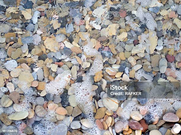 Mare E Pietre Ghiaia - Fotografie stock e altre immagini di Alveo - Alveo, Ambientazione esterna, Astratto