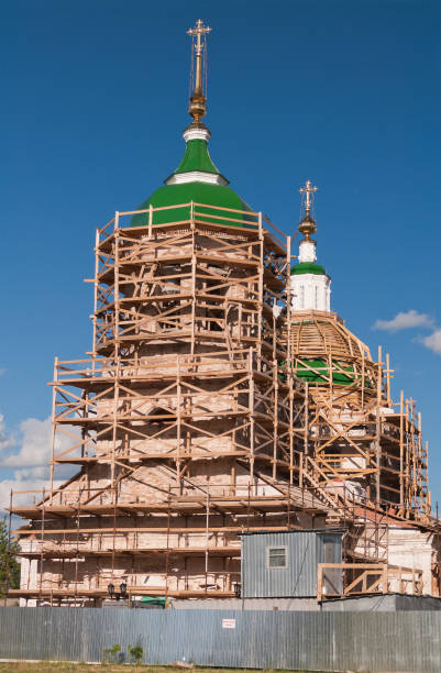 chiesa russa ortodossa sotto ripristino - siberia russia russian orthodox orthodox church foto e immagini stock