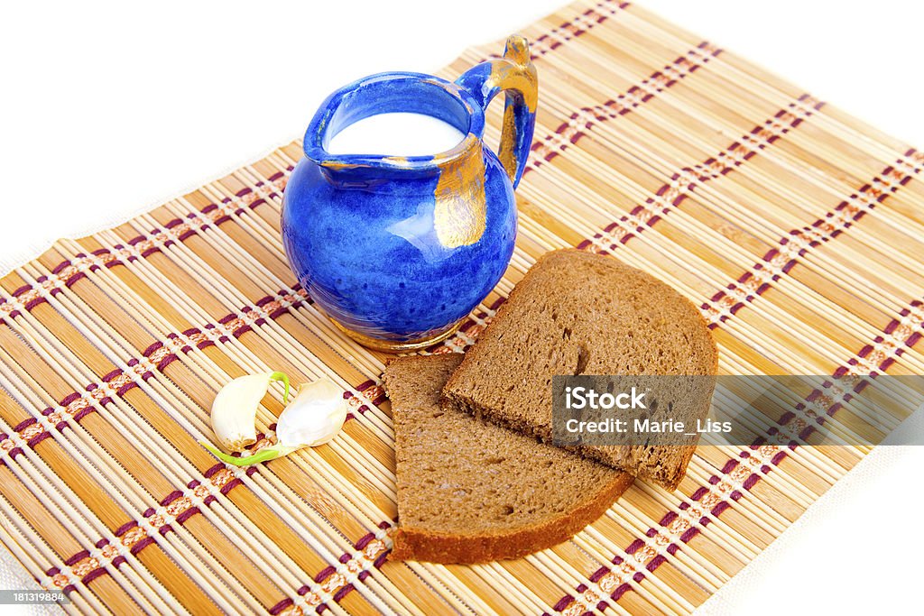Pão de alho e leite na cozinha tapete - Foto de stock de Alho royalty-free