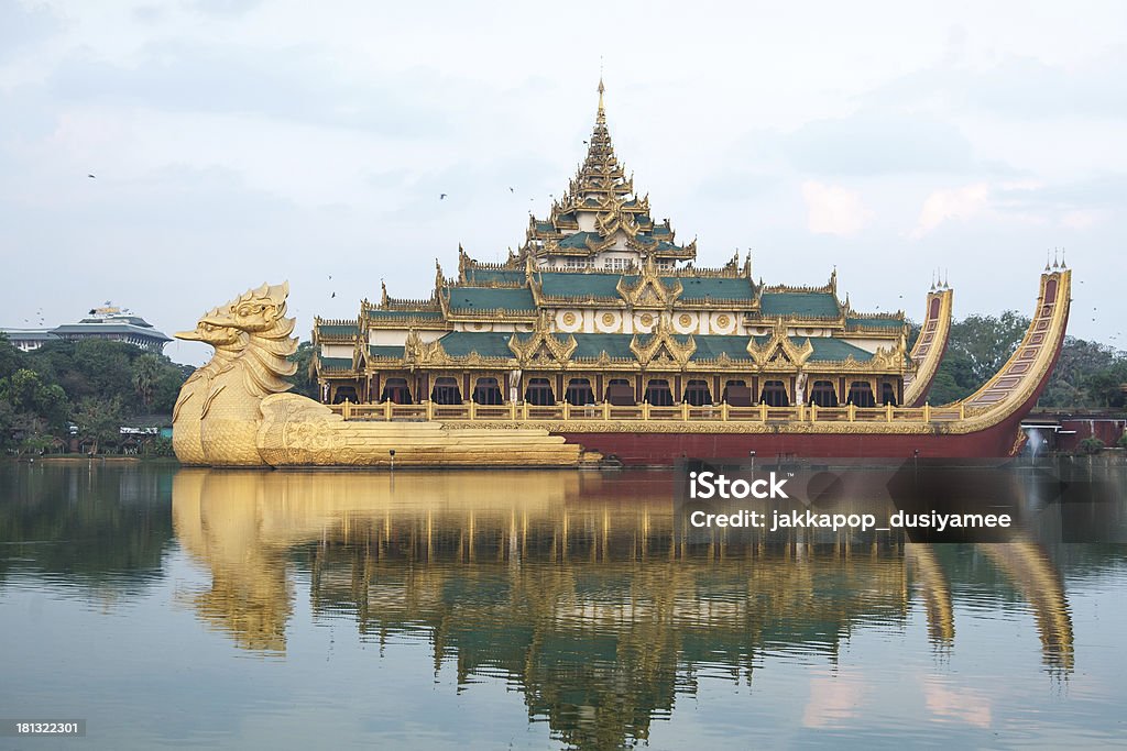 Karaweik Hall im Kandawgyi Lake in Rangun - Lizenzfrei Architektur Stock-Foto