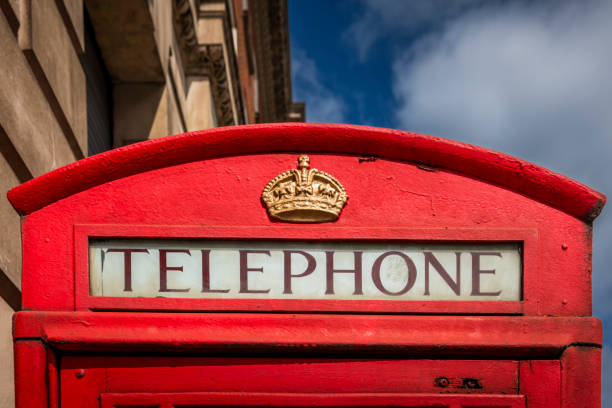 tradycyjna czerwona budka telefoniczna w londynie - capital cities pay phone city cityscape zdjęcia i obrazy z banku zdjęć