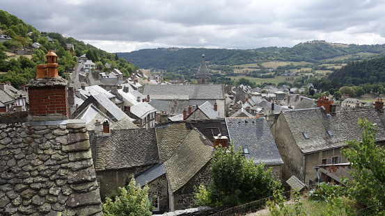 Vue sur les toits du centre ville de Murat (15)