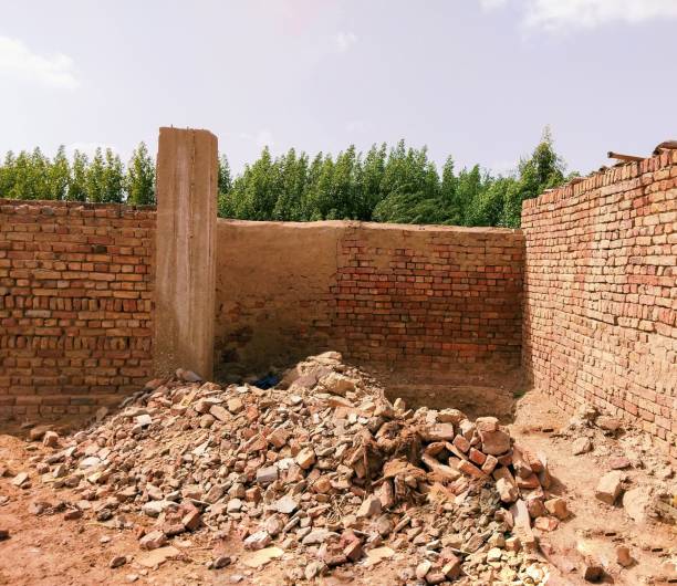 Old building demolition rubble bricks and concrete debris cement pieces construction waste wreckage of a demolished-building broken house wall rubbles brick plaster crushed stone debris beton, detriti cemento, escombros concreto, detritos-concreto,thos malabe, malba, image photo. edificio antiguo, demolición, escombros, ladrillos y escombros de hormigón, piezas de cemento, escombros de construcción, escombros de una casa demolida, escombros de pared de pared, ladrillo, yeso, escombros triturados, beton, detriti cemento, escombro