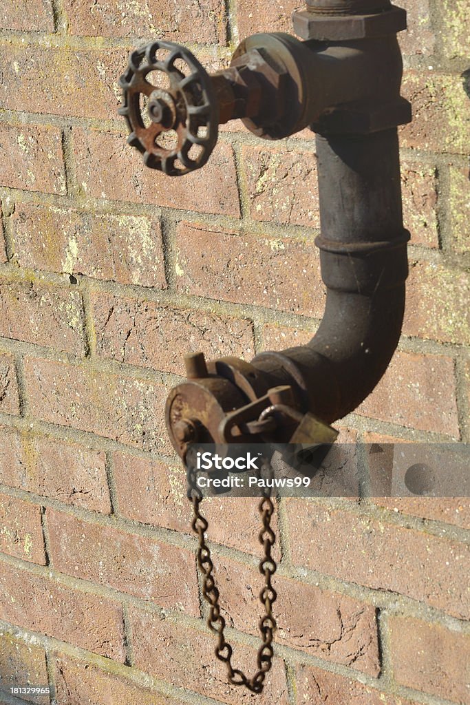 Vieux liseré métallique avec valve - Photo de Blanc libre de droits