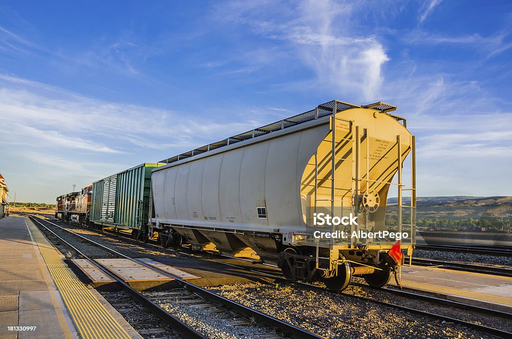 Güterzug bei Sonnenuntergang - Lizenzfrei Güterzug Stock-Foto